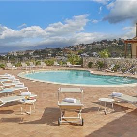 2 bedroom seaside apartments with shared pool, sleeps 4-5